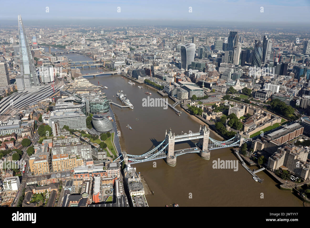 Vista aerea del Tower Bridge, Shard, Thames, & City of London skyline Foto Stock