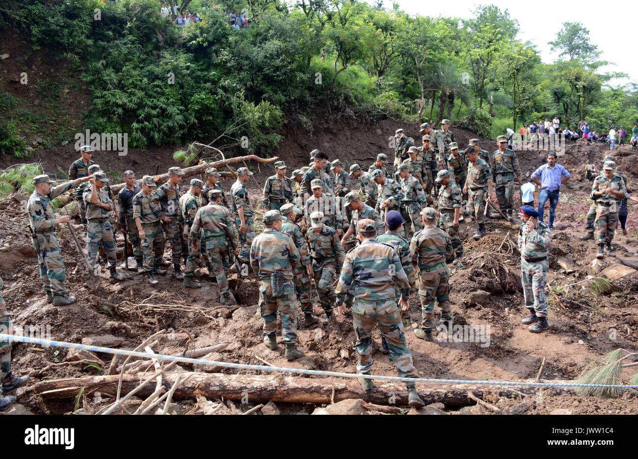 Mandi, India. 13 Agosto, 2017. Soccorritori lavorare al sito incidente dopo che una frana si è verificata a Mandi distretto, nordest dello stato indiano di Himachal Pradesh, 13 agosto 2017. Almeno 50 persone sono state temuto morti dopo due bus sono state spazzate via da una imponente frana domenica nel nord dello stato indiano di Himachal Pradesh. Credito: Xinhua/Alamy Live News Foto Stock