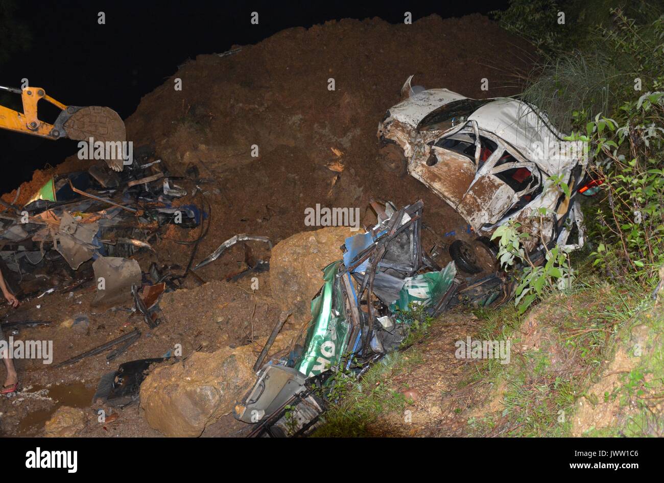 Mandi, India. 13 Agosto 2017.Foto scattata il 13 agosto 2017 mostra sito incidente dopo che una frana si è verificata a Mandi distretto, nordest dello stato indiano di Himachal Pradesh. Almeno 50 persone sono state temuto morti dopo due bus sono state spazzate via da una imponente frana domenica nel nord dello stato indiano di Himachal Pradesh. Credito: Xinhua/Alamy Live News Foto Stock