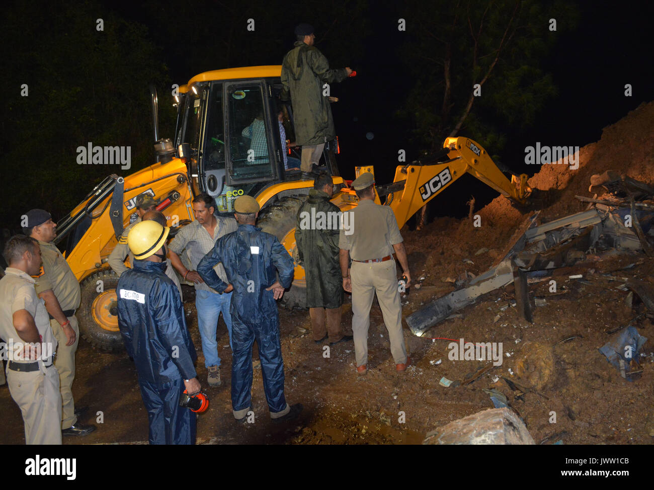 Mandi, India. 13 Agosto, 2017. Soccorritori lavorare al sito incidente dopo che una frana si è verificata a Mandi distretto, nordest dello stato indiano di Himachal Pradesh, 13 agosto 2017. Almeno 50 persone sono state temuto morti dopo due bus sono state spazzate via da una imponente frana domenica nel nord dello stato indiano di Himachal Pradesh. Credito: Xinhua/Alamy Live News Foto Stock