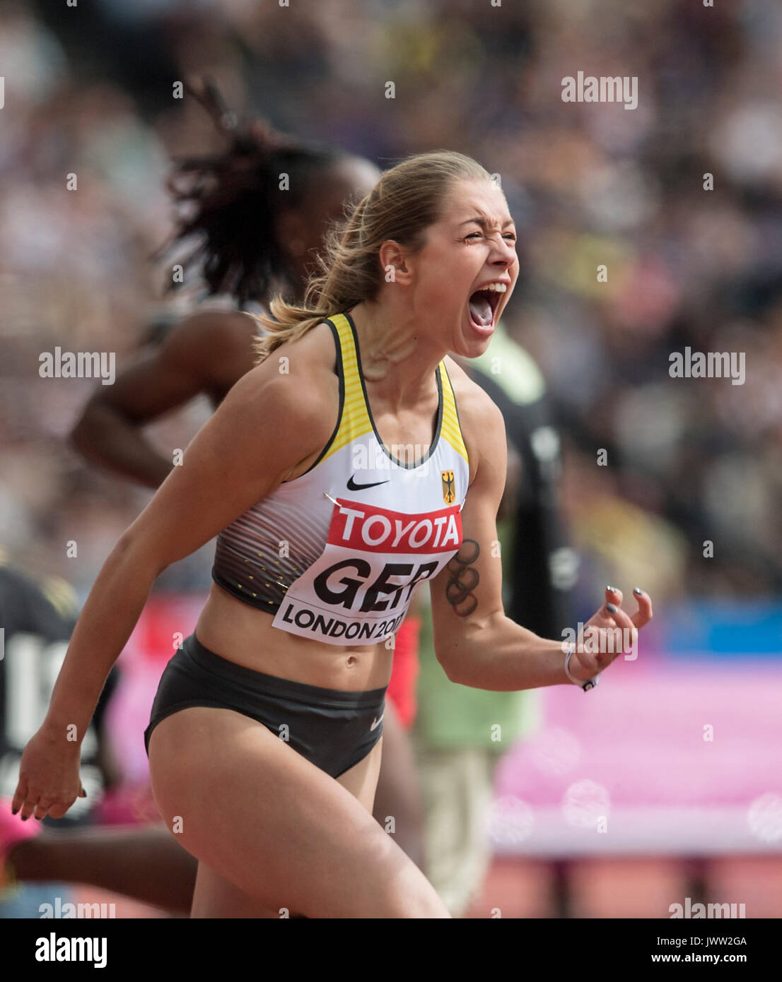 Londra, Grossbritannien. 12 Ago, 2017. Gina LUECKENKEMPER (Luckenkemper) Team (GER) feuert Ihre Schlusslaeuferin un, Vorlauf Staffel 4 x 100m der Frauen am 12.08.2017 Leichtathletik Weltmeisterschaft 2017 a Londra/ Grossbritannien vom 04.08. - 13.08.2017. | Verwendung weltweit Credito: dpa/Alamy Live News Foto Stock