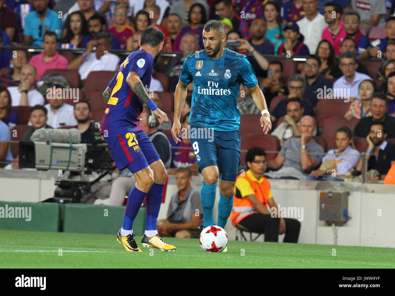 Benzema in azione durante la Supercopa de España-un gioco 1 tra FC Barcelona contro il Real Madrid al Camp Nou Foto Stock