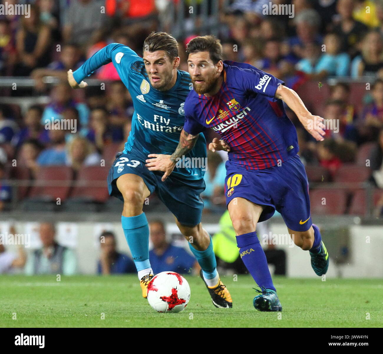 Leo Messi in azione durante la Supercopa de España-un gioco 1 tra FC Barcelona contro il Real Madrid al Camp Nou Foto Stock