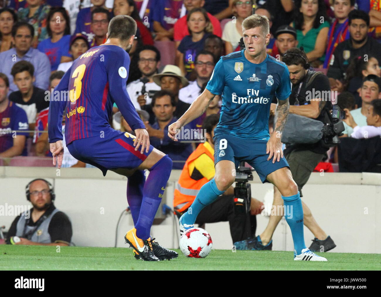Kroos in azione durante la Supercopa de España-un gioco 1 tra FC Barcelona contro il Real Madrid al Camp Nou Foto Stock