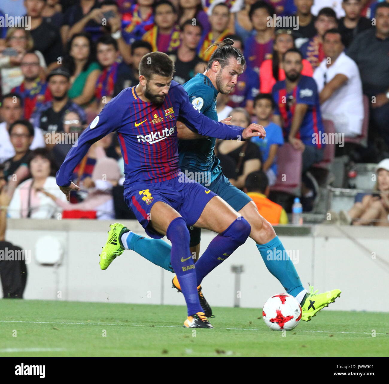 Balla e Gerard Pique in azione durante la Supercopa de España-un gioco 1 tra FC Barcelona contro il Real Madrid al Camp Nou Foto Stock