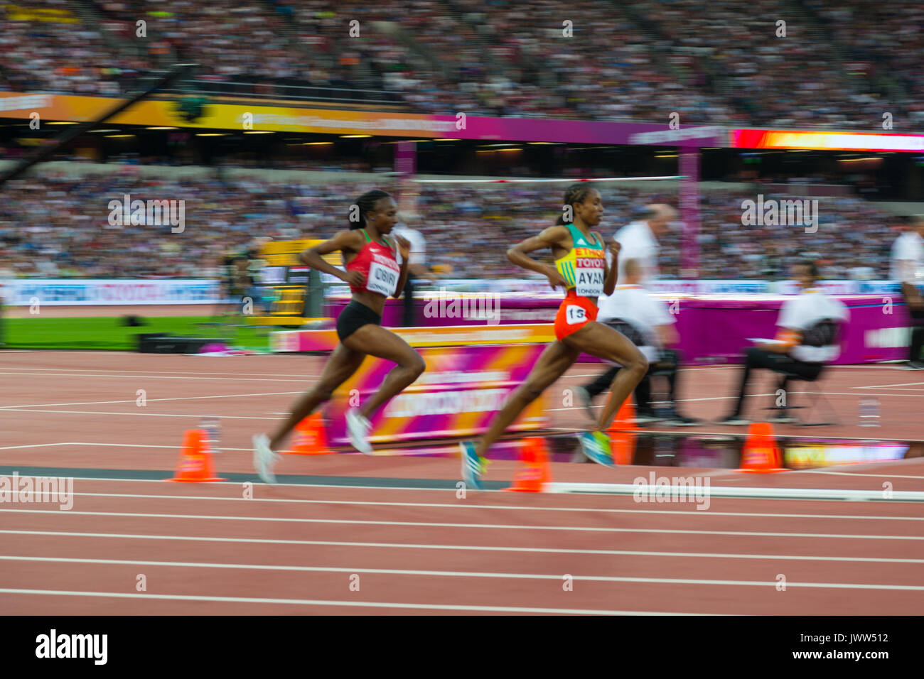 Londra, Regno Unito. 13 Ago, 2017. La Almaz l'Ayana, Etiopia e Hellen Obiri Onsando, Kenya, portano la donna 5000m finale del giorno dieci della IAAF London 2017 Campionati del mondo presso il London Stadium. Credito: Paolo Davey/Alamy Live News Foto Stock