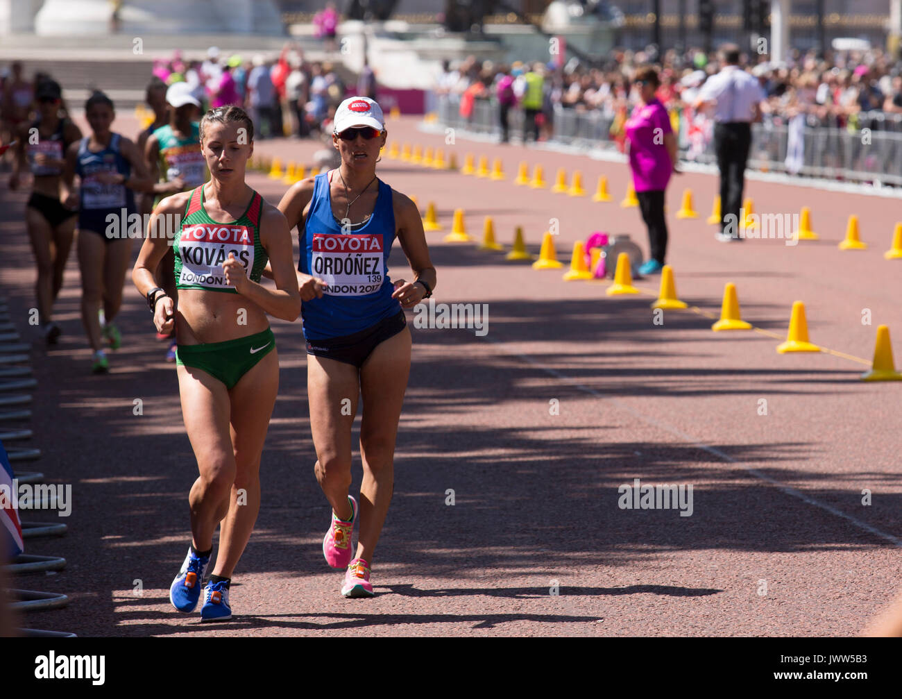 Londra, Regno Unito. 13 Agosto, 2017. 20 k gara donne a piedi a IAAF Campionati del Mondo a Londra, nel Regno Unito il 13 agosto 2017. La gara ha avuto luogo sul Mall, più pittoresca strada di Londra e ha attirato migliaia di spettatori. Credito: Dominika Zarzycka/Alamy Live News Foto Stock