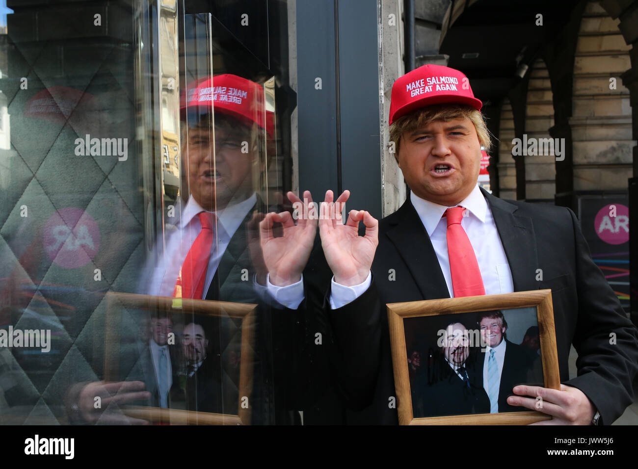 Edimburgo, Scozia, Regno Unito. 13 Ago, 2017. "Donald Trump' (Danny Posthill un impressionista) attende al di fuori del gruppo di camere, Edimburgo per ambush Alex Salmond SNP ex leader dopo la Edinburgh Festival Fringe mostrano "Alex Salmond' Unleashed' Credit: Allan Milligan/Alamy Live News Foto Stock