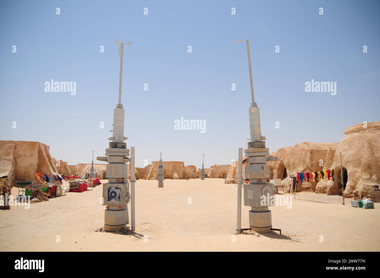 Due futuristici vaprisors sono in piedi all'ingresso di Star Wars impostare 'Mos Espa' in Tunisia, 29 maggio 2017. Beduins hanno aperto i loro negozi; un gruppo locale tenta di proteggere il paesaggio. Foto: Simon Kremer/dpa Foto Stock