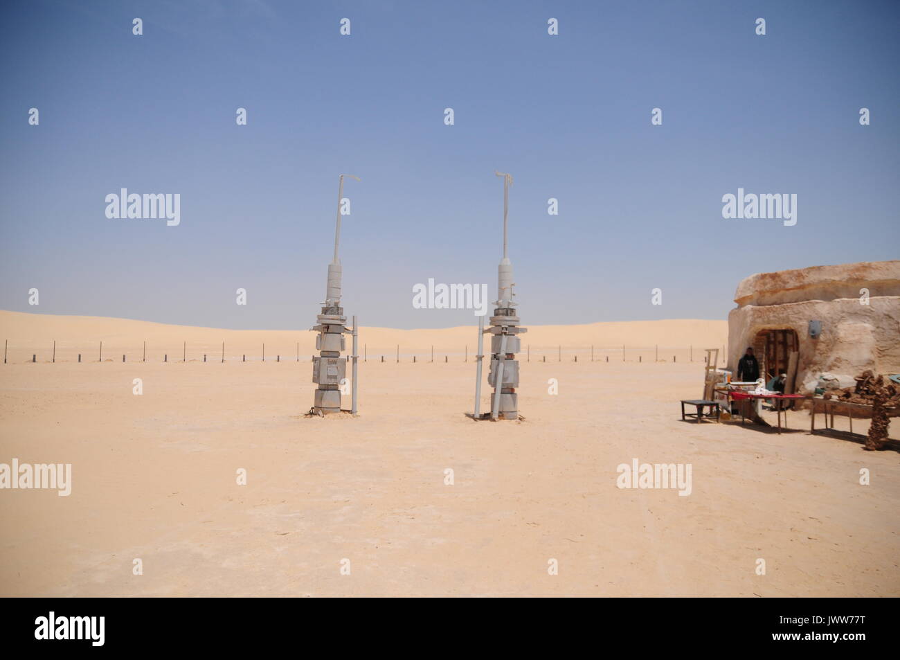 Due futuristici vaprisors sono in piedi all'ingresso di Star Wars impostare 'Mos Espa' in Tunisia, 29 maggio 2017. Beduins hanno aperto i loro negozi; un gruppo locale tenta di proteggere il paesaggio. Foto: Simon Kremer/dpa Foto Stock