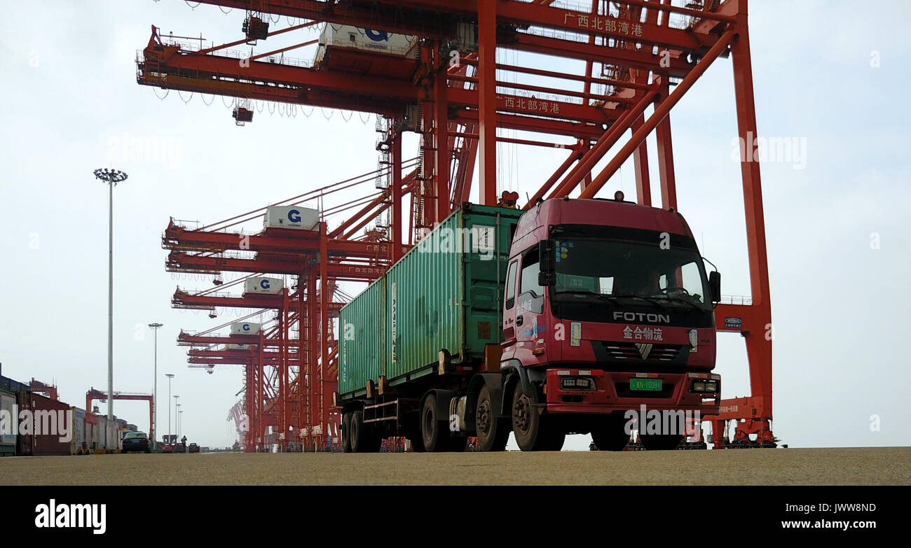 Qinzhou cinese di Guangxi Zhuang Regione autonoma. Il 10 maggio, 2017. Un carrello attendere per il trasferimento di contenitori a un dock in Qinzhou Free Trade Area portuale in Qinzhou City, a sud della Cina di Guangxi Zhuang Regione autonoma, 10 maggio 2017. La porta di Qinzhou, con i suoi 24 interno e commercio estero le linee di trasporto marittimo, svolge un ruolo importante nel commercio bilaterale tra la Cina e l'Associazione delle nazioni del sud-est asiatico (ASEAN). Credito: Zhang Ailin/Xinhua/Alamy Live News Foto Stock