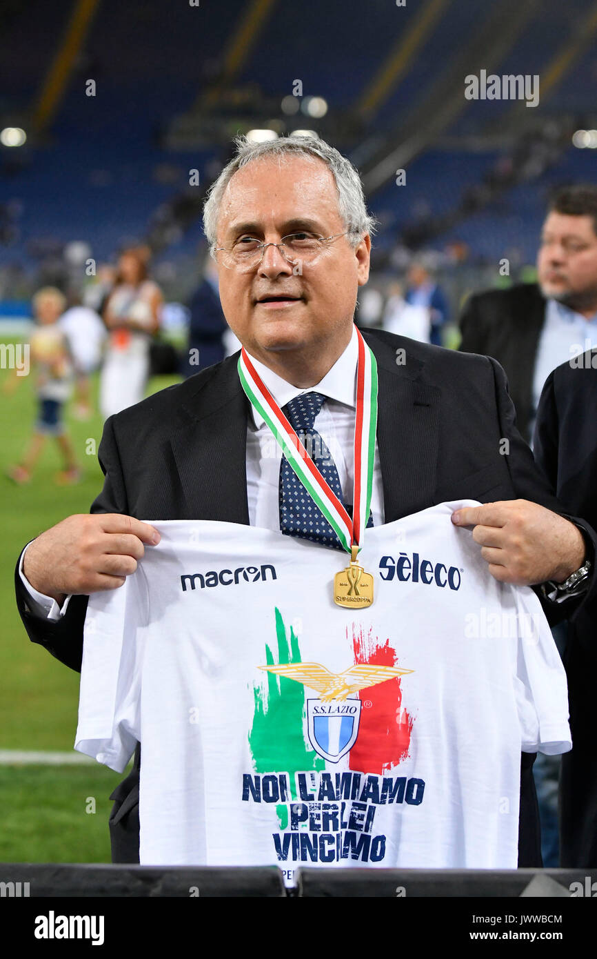 Roma, Italia. 13 Ago, 2017. Lazio presidente Claudio Lotito che mostra i festeggiamenti di t-shirt alla fine del match il dopo aver vinto la Supercoppa Italiana TIM Football Match Juventus vs Lazio il 13 agosto 2017 presso lo Stadio Olimpico di Roma. Credito: marco iorio/Alamy Live News Foto Stock