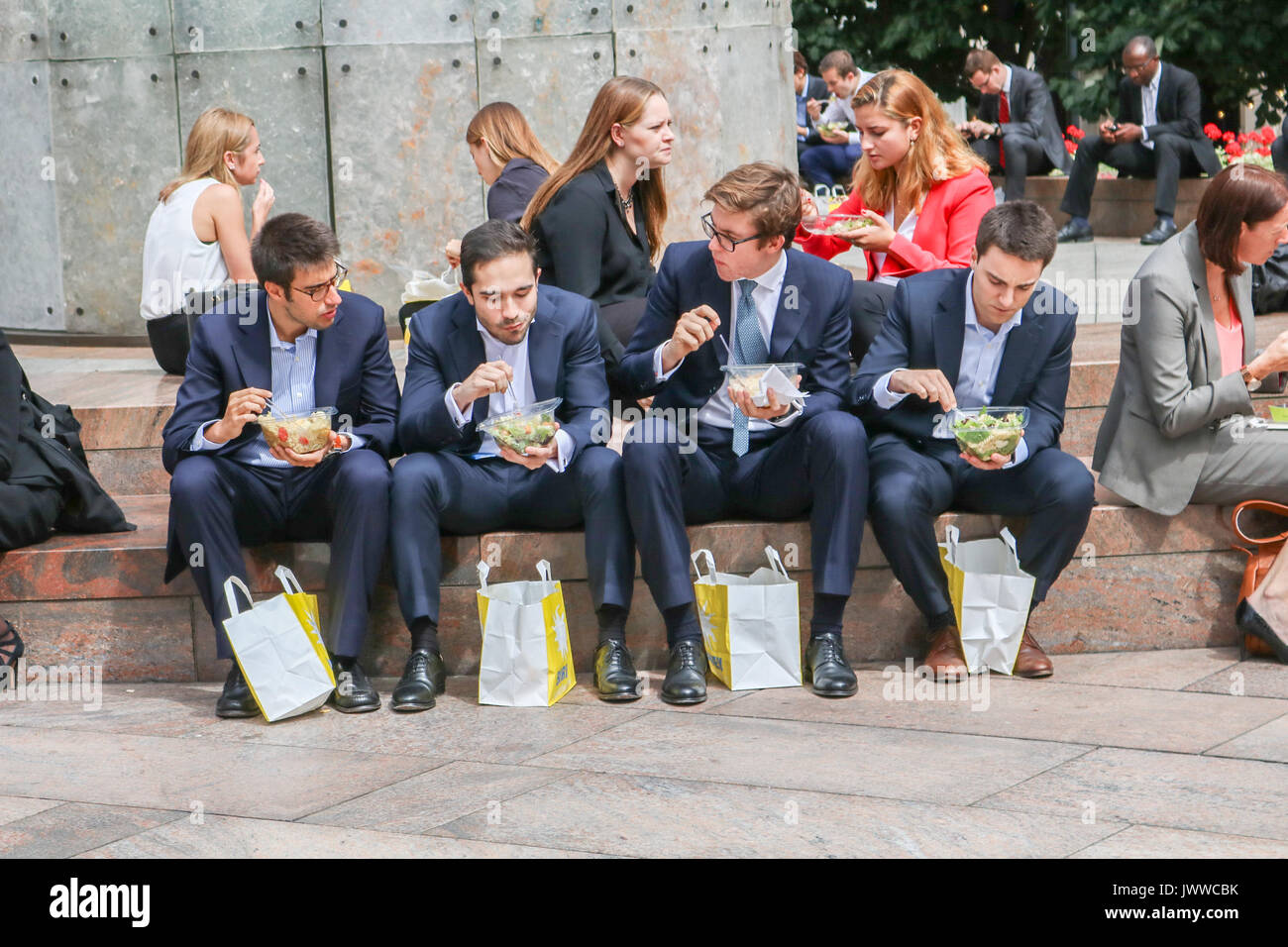 Londra, Regno Unito. Il 14 agosto 2017. I lavoratori della città nel godere il loro pranzo al sole in Canary Wharf financial district Credit: amer ghazzal/Alamy Live News Foto Stock
