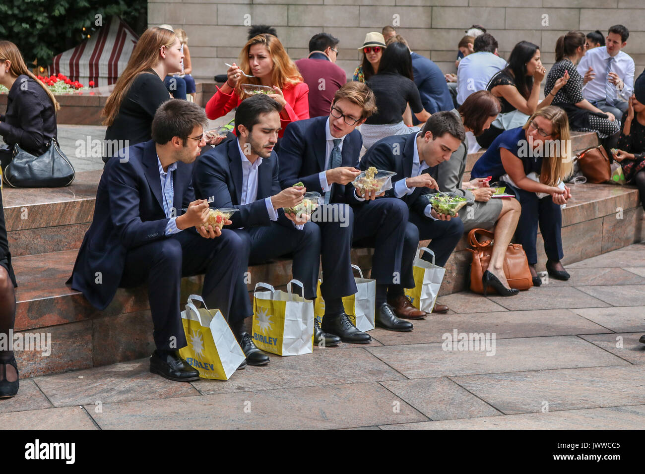 Londra, Regno Unito. Il 14 agosto 2017. I lavoratori della città nel godere il loro pranzo al sole in Canary Wharf financial district Credit: amer ghazzal/Alamy Live News Foto Stock