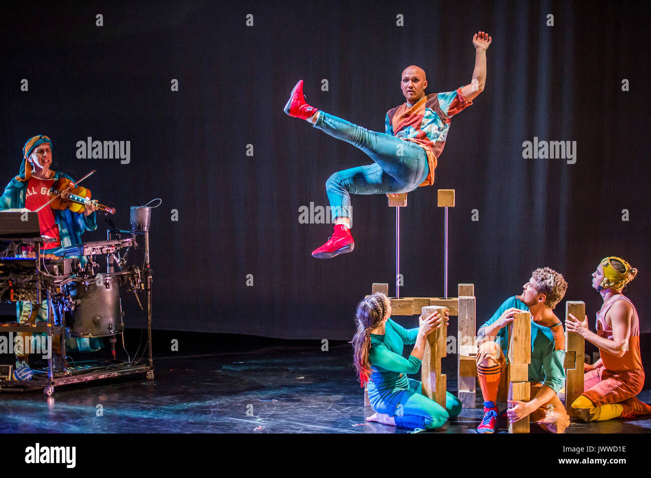 Londra, Regno Unito. 14 Agosto, 2017. Equilibratura a mano da Einar Kling-Odencrants - Cirkus Cirkör eseguire il Regno Unito premiere di limiti al Southbank la Royal Festival Hall. Scandinavo circo contemporaneo azienda che combina energia con arte acrobatica. La mostra attuale è stato concepito dal fondatore e direttore artistico Tilde Björfors come parte della sua trilogia esplorando la migrazione. Londra 14 ago 2017. Credito: Guy Bell/Alamy Live News Foto Stock