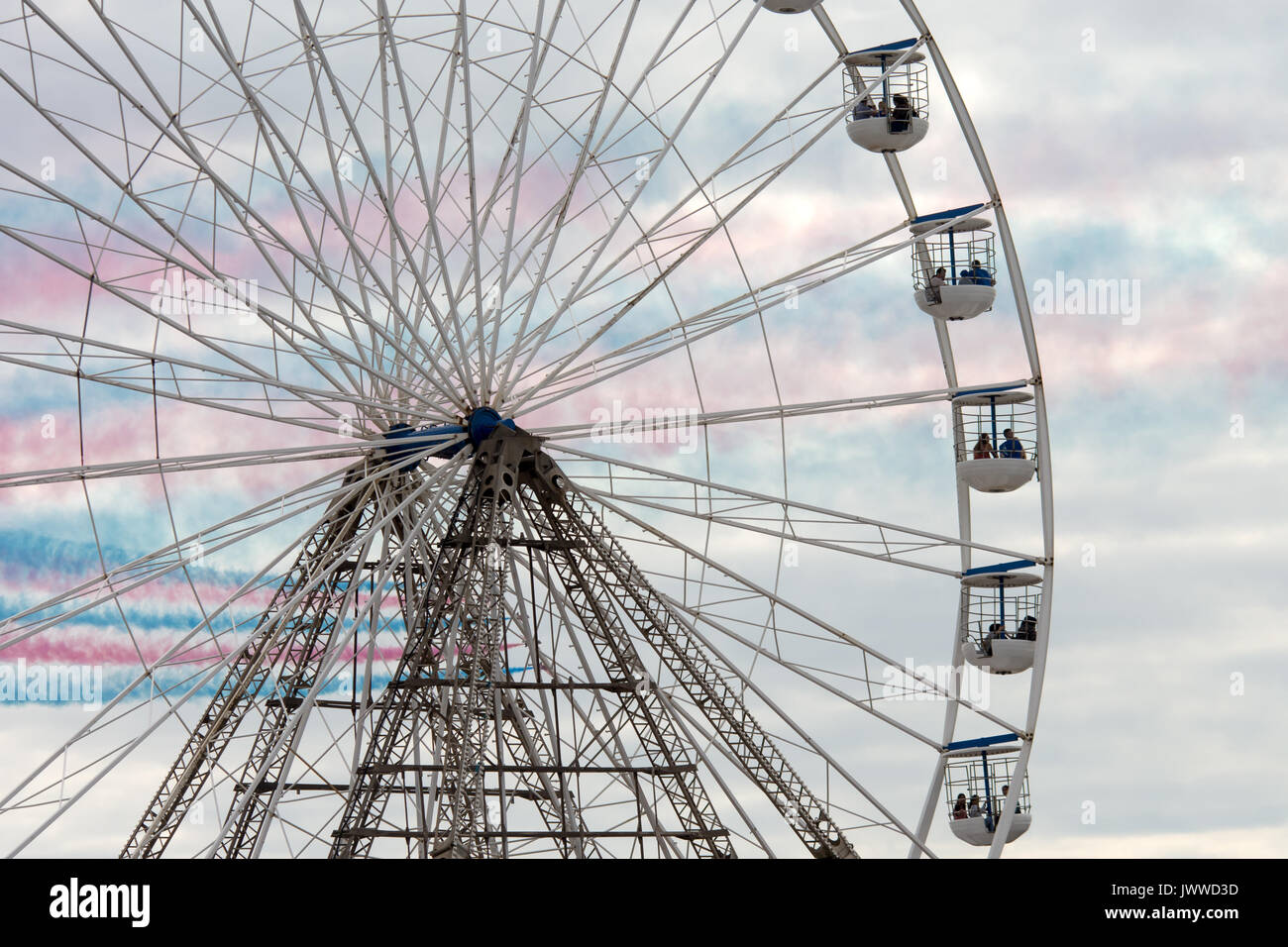 Blackpool 13 Agosto 2017: Blackpool airshow annuale di visitatori godere dispaly da un slection di aeromobili e dispaly squadre inclluding le frecce rosse la prima esibizione aerea è stata tenuta in 1909 oltre il fronte mare e la spiaggia di Blackpool . Clifford Norton/Alamy Live News Foto Stock