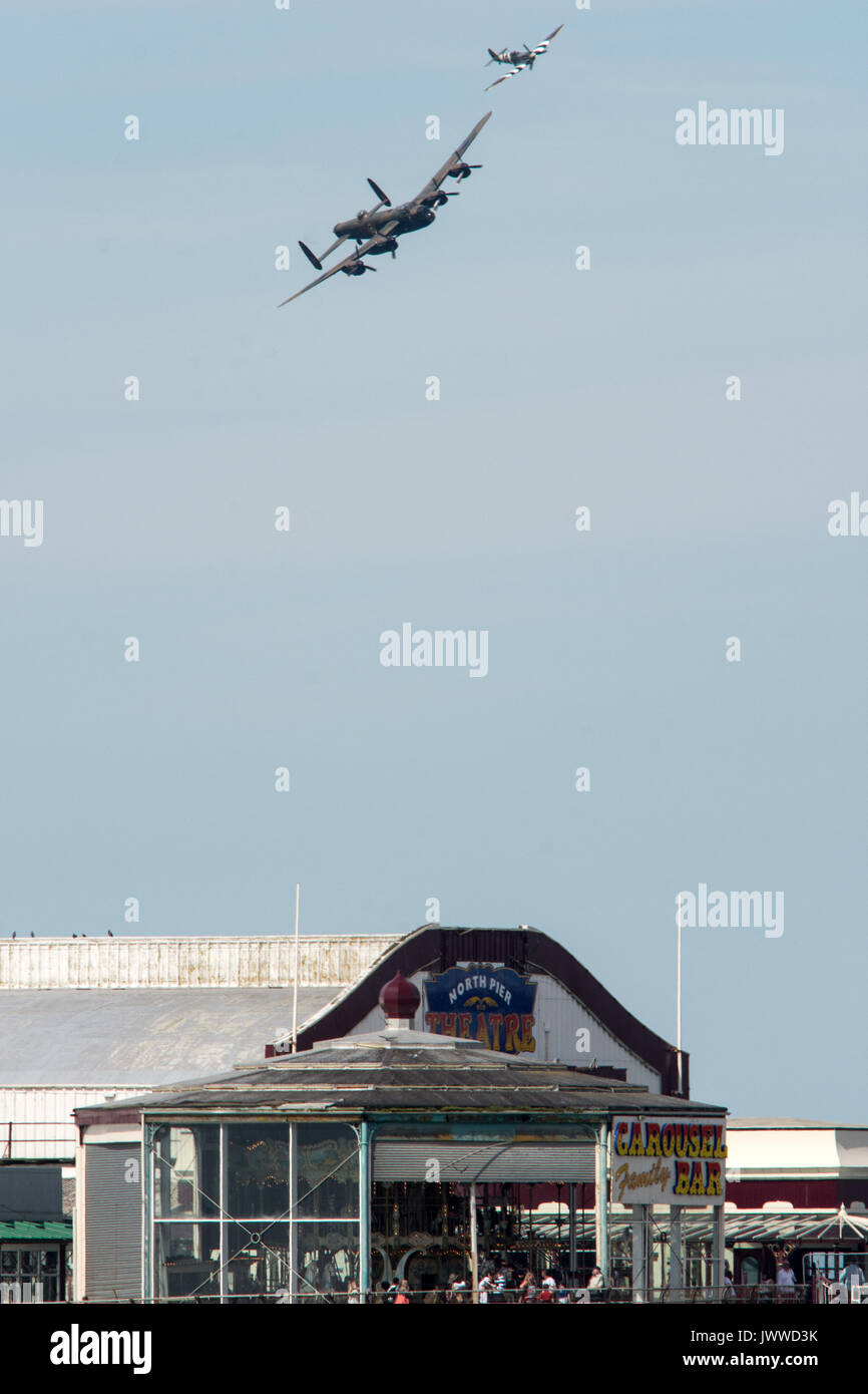 Blackpool 13 Agosto 2017: Blackpool airshow annuale di visitatori godere dispaly da un slection di aeromobili e dispaly squadre inclluding le frecce rosse la prima esibizione aerea è stata tenuta in 1909 oltre il fronte mare e la spiaggia di Blackpool . Clifford Norton/Alamy Live News Foto Stock