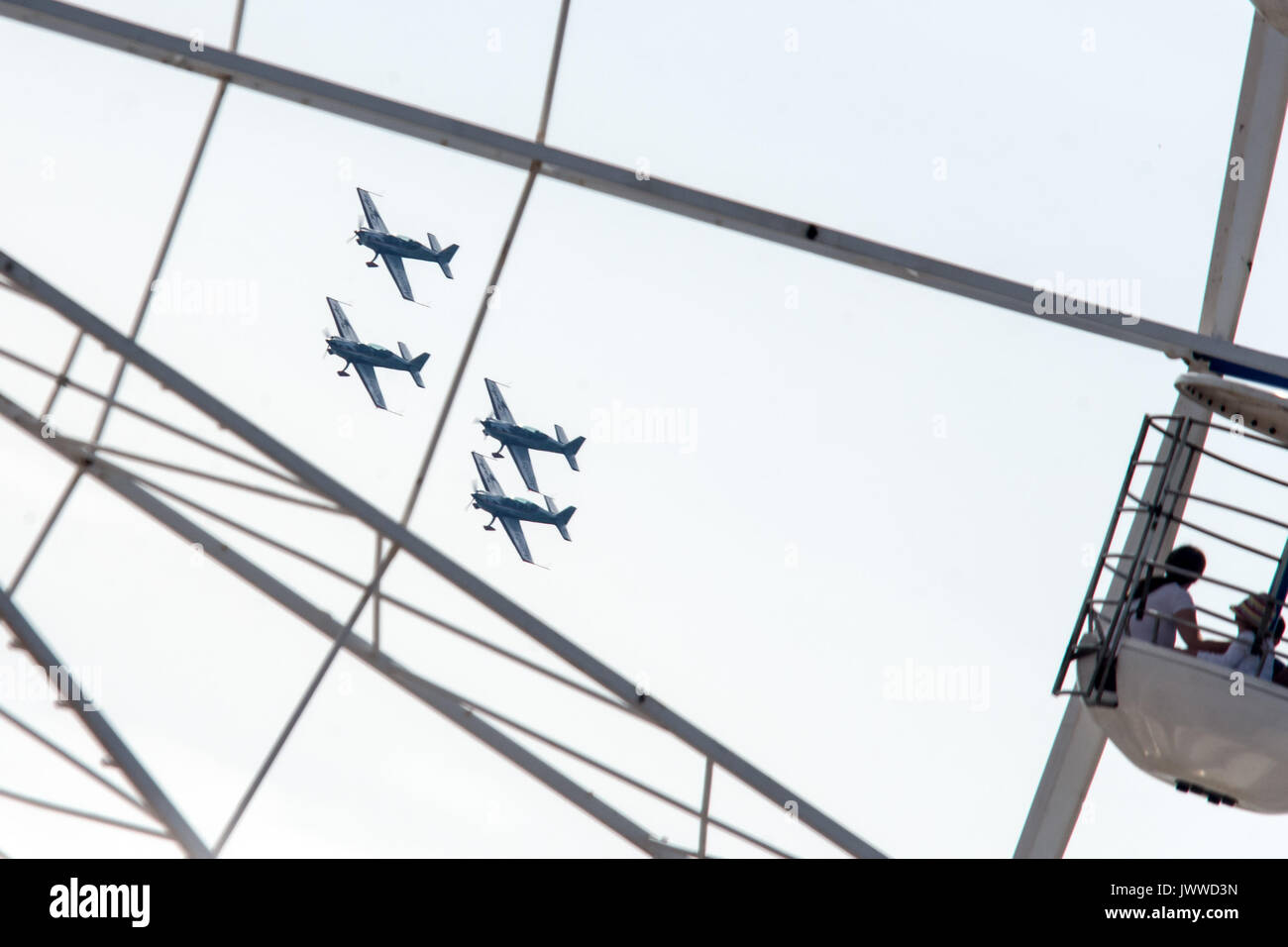 Blackpool 13 Agosto 2017: Blackpool airshow annuale di visitatori godere dispaly da un slection di aeromobili e dispaly squadre inclluding le frecce rosse la prima esibizione aerea è stata tenuta in 1909 oltre il fronte mare e la spiaggia di Blackpool . Clifford Norton/Alamy Live News Foto Stock