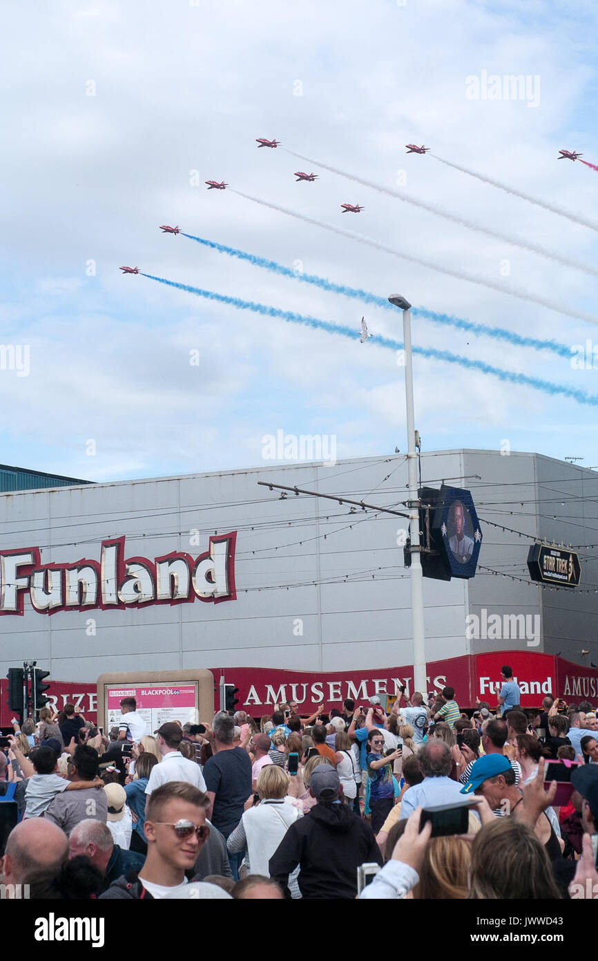 Blackpool 13 Agosto 2017: Blackpool airshow annuale di visitatori godere dispaly da un slection di aeromobili e dispaly squadre inclluding le frecce rosse la prima esibizione aerea è stata tenuta in 1909 oltre il fronte mare e la spiaggia di Blackpool . Clifford Norton/Alamy Live News Foto Stock