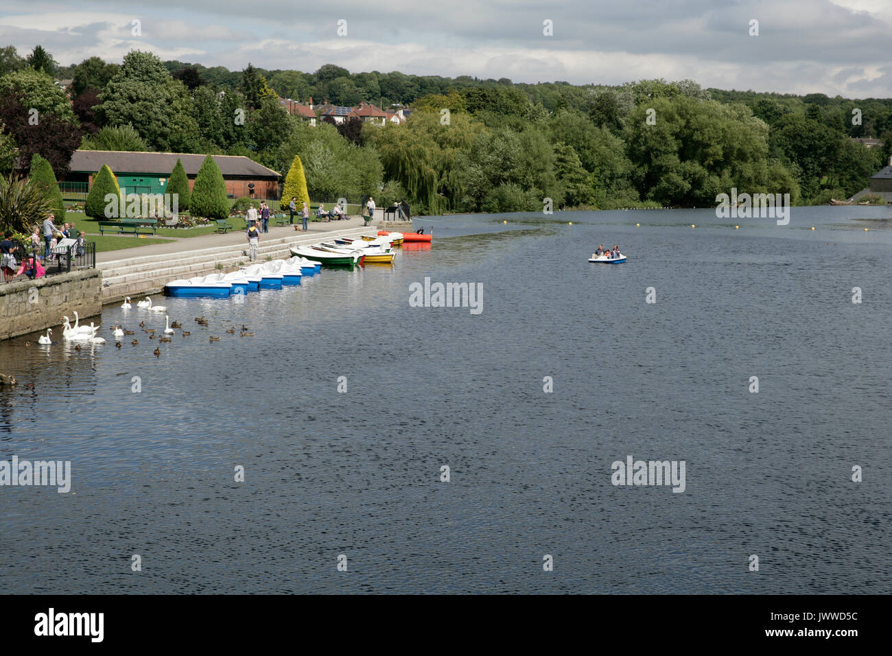 Otley, Leeds, Regno Unito. 14 Agosto, 2017. Barche a remi sul fiume Wharfe, primo tempo dal 2001 Credit: Les Wagstaff/Alamy Live News Foto Stock