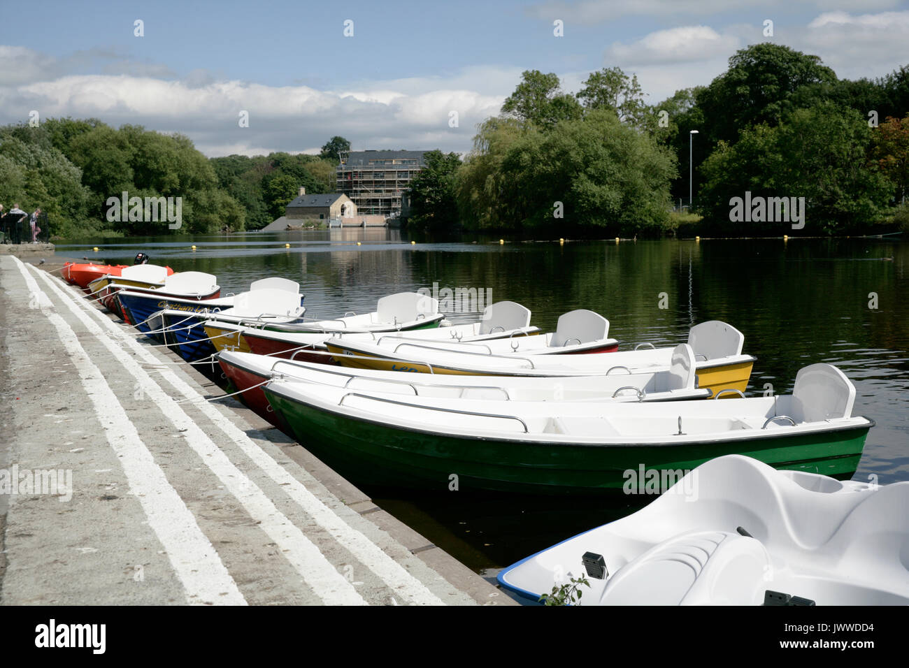 Otley, Leeds, Regno Unito. 14 Agosto, 2017. Barche a remi sul fiume Wharfe, primo tempo dal 2001 Credit: Les Wagstaff/Alamy Live News Foto Stock