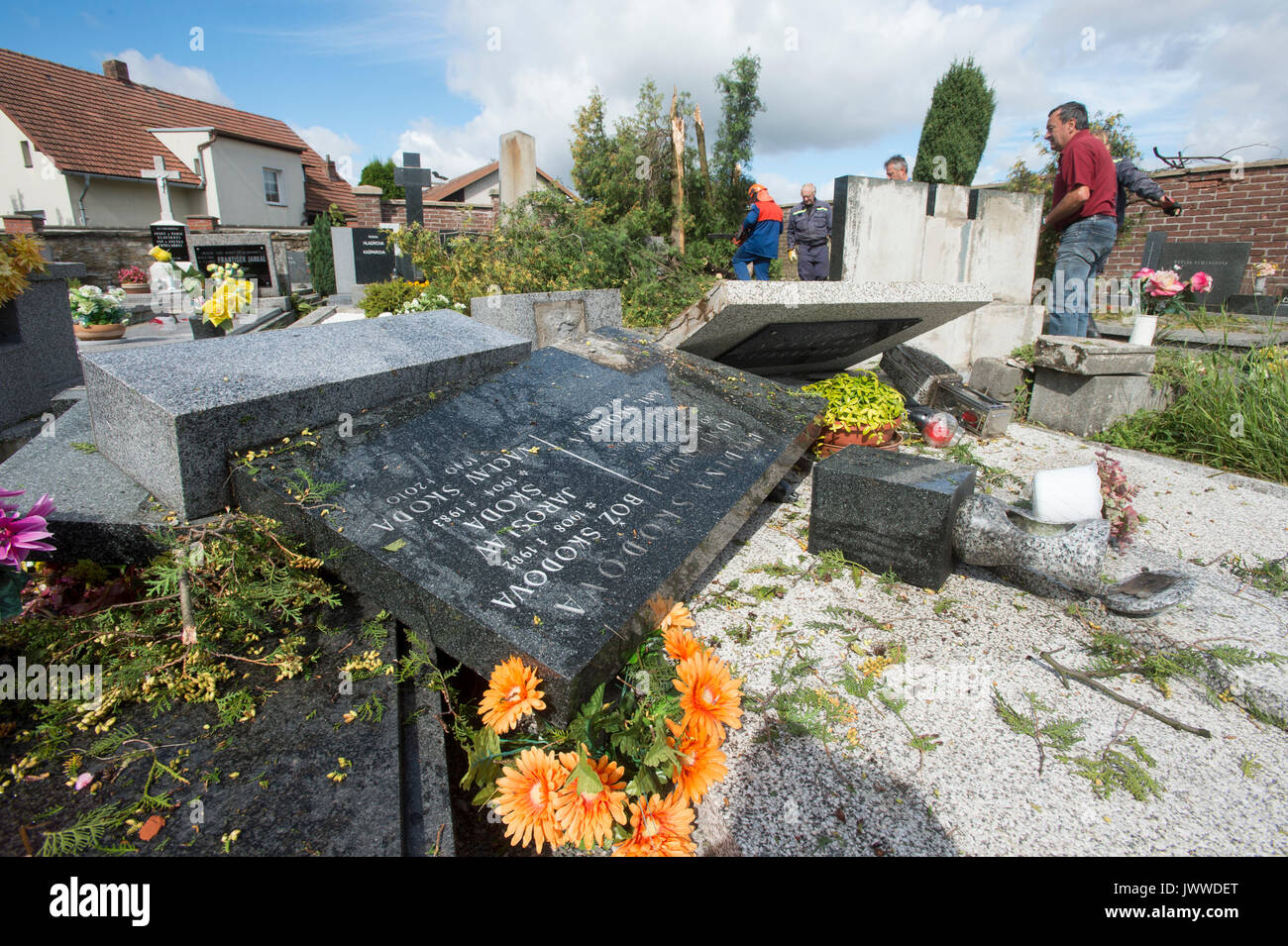 Distrutta lapide presso il cimitero di Bohuslavice vicino a Nachod, Repubblica ceca, 12 agosto 2017. Alcune case di 80 dei 400 in Bohuslavice con circa 1000 abitanti sono stati danneggiati da una tempesta che ha spazzato nel tardo pomeriggio di venerdì, 11 agosto, infliggendo un danno di milioni di corone, ma non ferire nessuno. La tempesta durò circa cinque minuti. Windstorms forte e le forti piogge hanno colpito la Repubblica ceca, principalmente le sue parti orientali, il giovedì e il venerdì. Essi hanno provocato danni nelle foreste, interrotto il trasporto ferroviario in un certo numero di luoghi e lasciato migliaia di famiglie senza Foto Stock