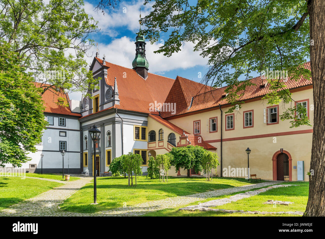 Il monastero minoritica con la Chiesa del Corpus Domini si trova a Cesky Krumlov, Boemia, Jihocesky kraj, Repubblica Ceca, Europa Foto Stock