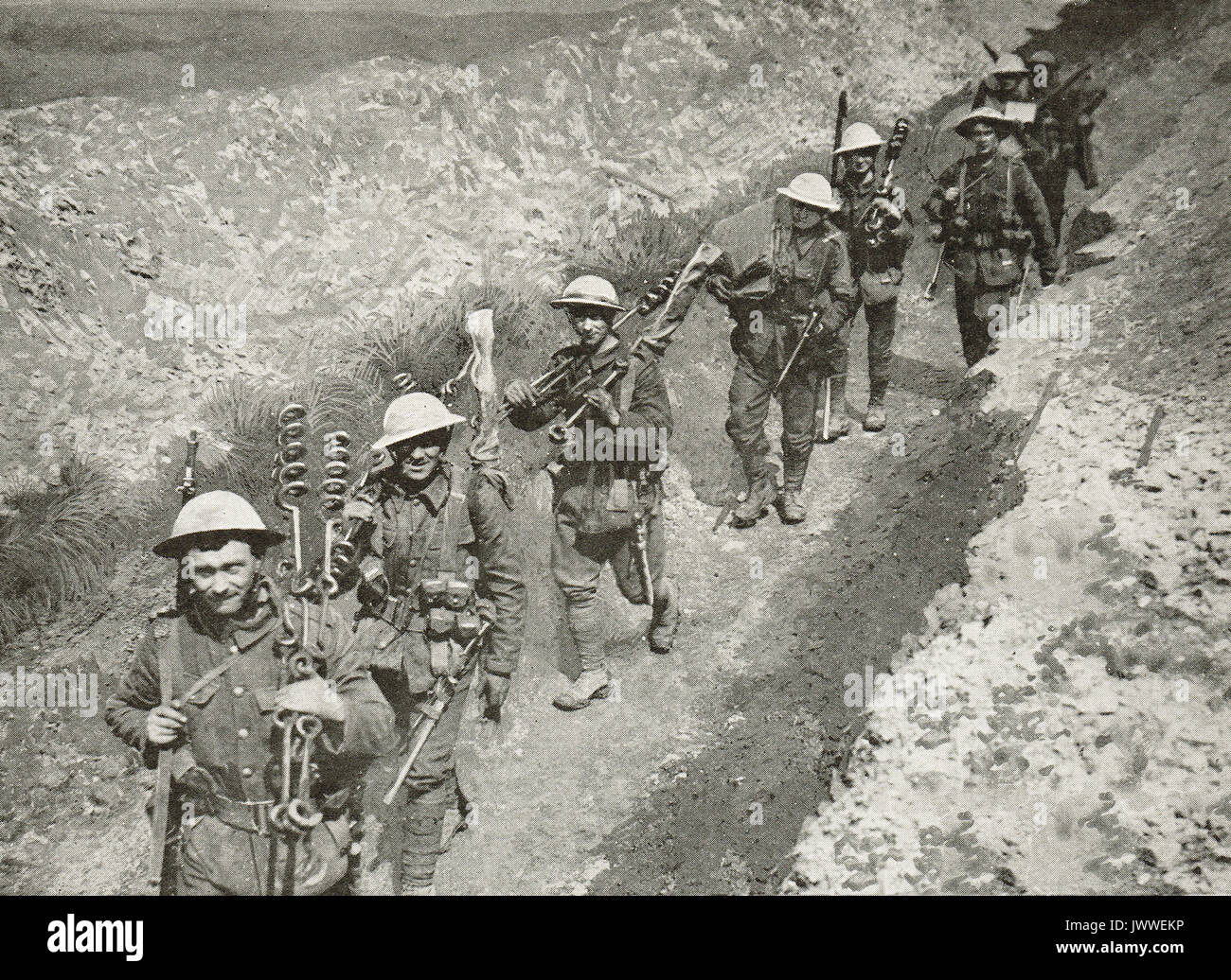 Le truppe britanniche in movimento lungo una trincea di comunicazioni, WW1 Foto Stock