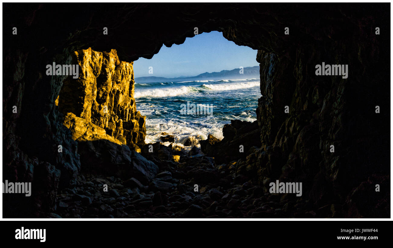 Una vista guardando il mare da dentro a Klipgat Grotte - un età della pietra cavernicola, Gansbaai, Provincia del Capo Occidentale, Sud Africa Foto Stock