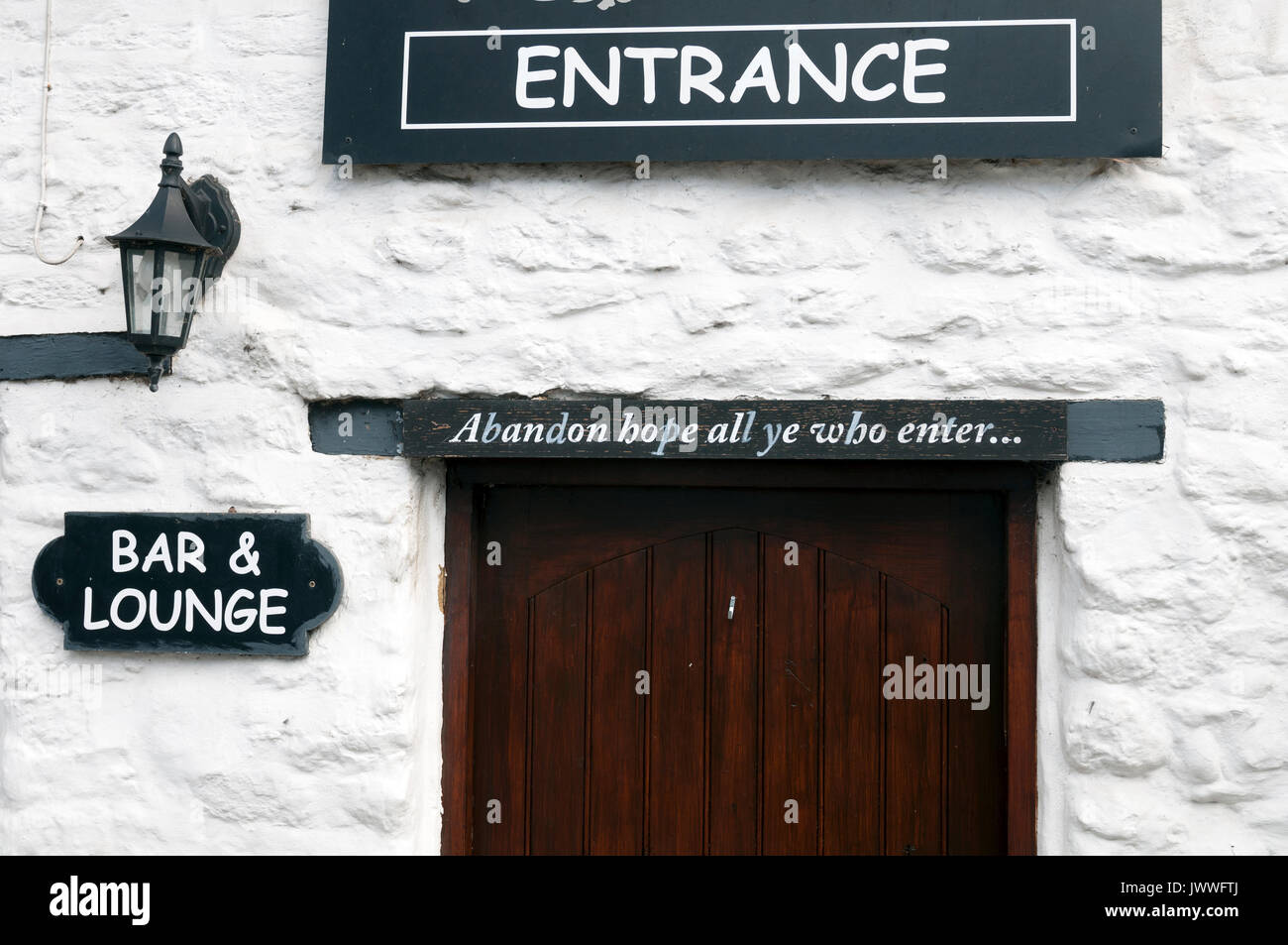 Messaggio al di sopra della porta del Cavallo Bianco pub, Welton, Northamptonshire, England, Regno Unito Foto Stock