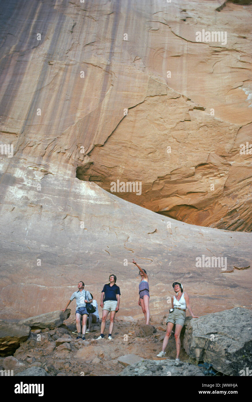 Gli escursionisti esplorare una verticale rupe di arenaria lungo il sentiero Anasazi, chiamato anche il sentiero Navajo, nello Utah. Foto Stock