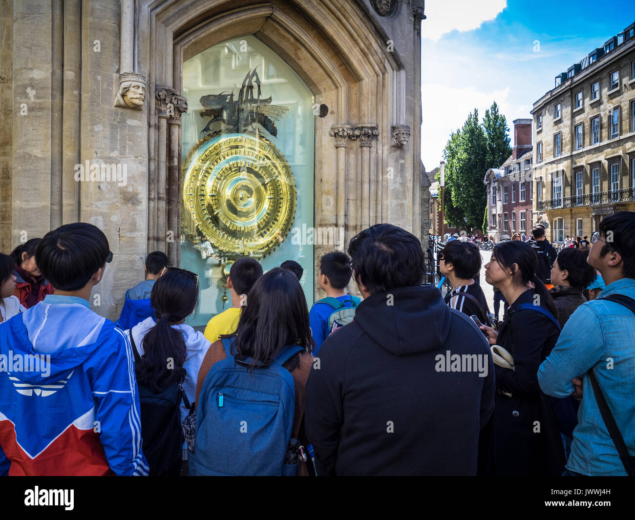 Cambridge turisti scattare foto di fronte all'orologio del Corpus presso il Corpus Christi College di Cambridge. Essa è stata unveilled nel 2008 Foto Stock