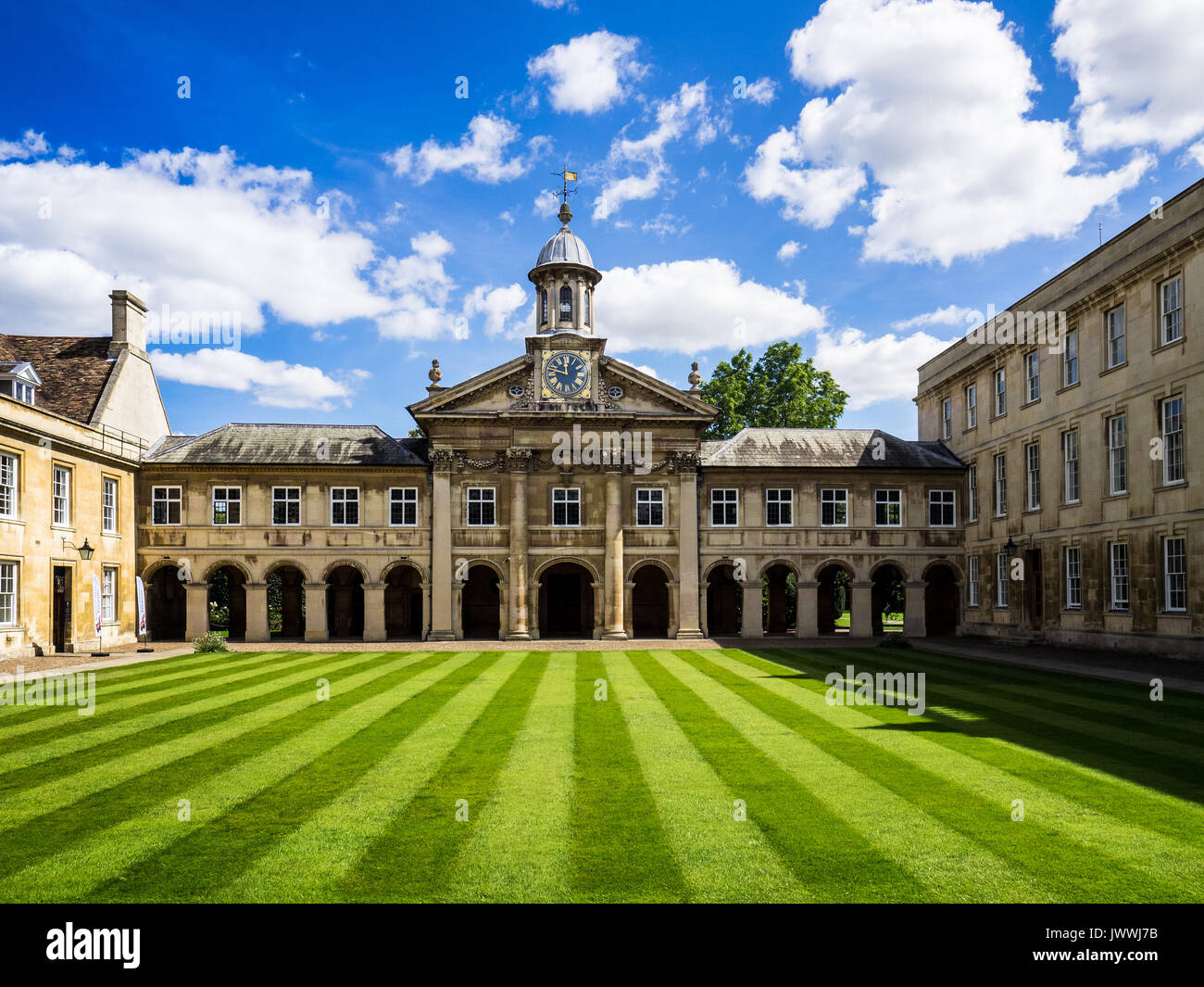 Emmanuel College Cambridge Clocktower e Front Court, parte dell'Università di Cambridge, Regno Unito. Fondata nel 1584. Architetto: Sir Christopher Wren. Foto Stock
