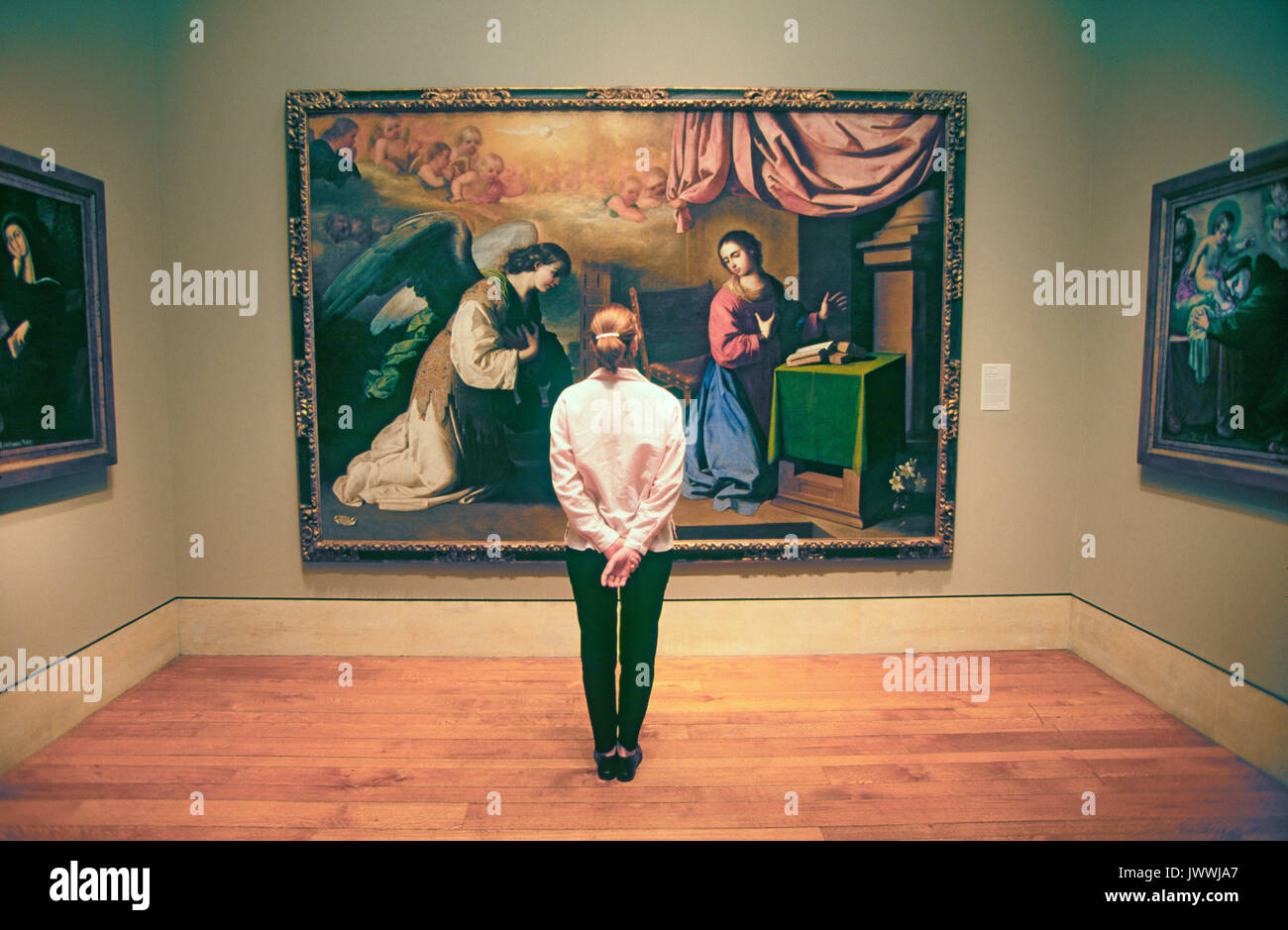 Un visitatore sta in piedi di fronte ad una grande pittura classica da uno dei grandi maestri in una galleria in Philladelphia Museo di Arte, Philladelphia, Pe Foto Stock