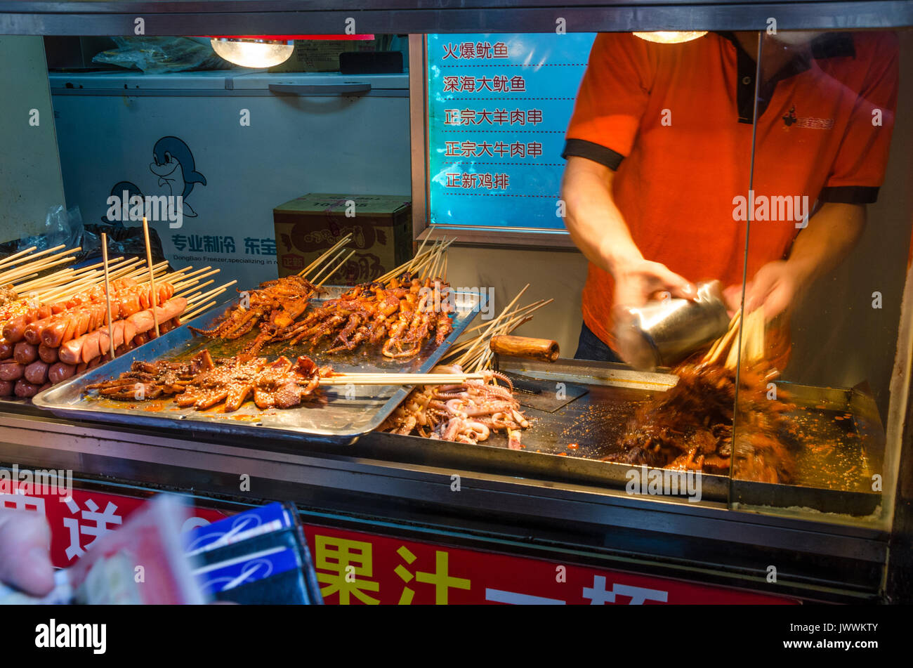 Una bancarella vendendo cibo di strada in Tianzifang in Cina a Shanghai. Foto Stock