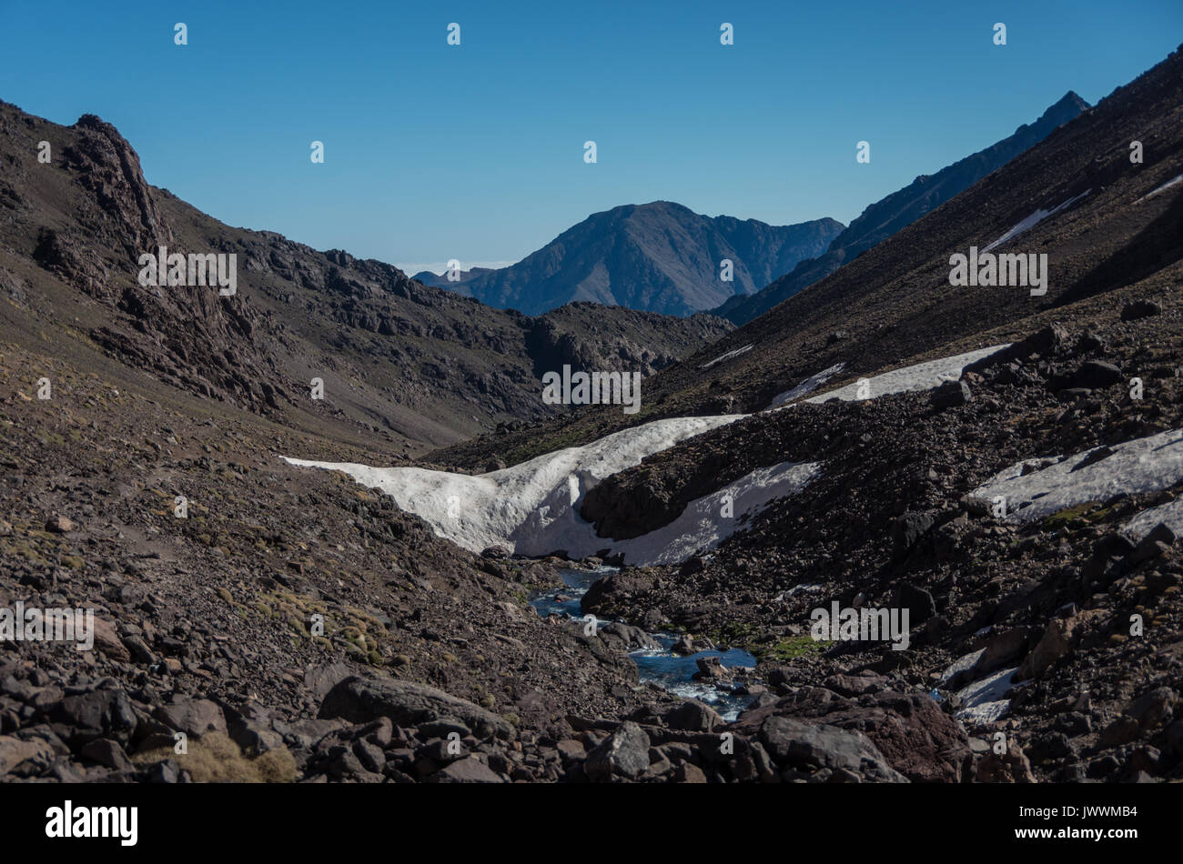 Toubkal national park in primavera con il monte, il coperchio dalla neve e dal ghiaccio. Vicino rifugio Toubkal, punto di partenza per escursioni a Jebel Toubkal, - il più alto picco di un Foto Stock