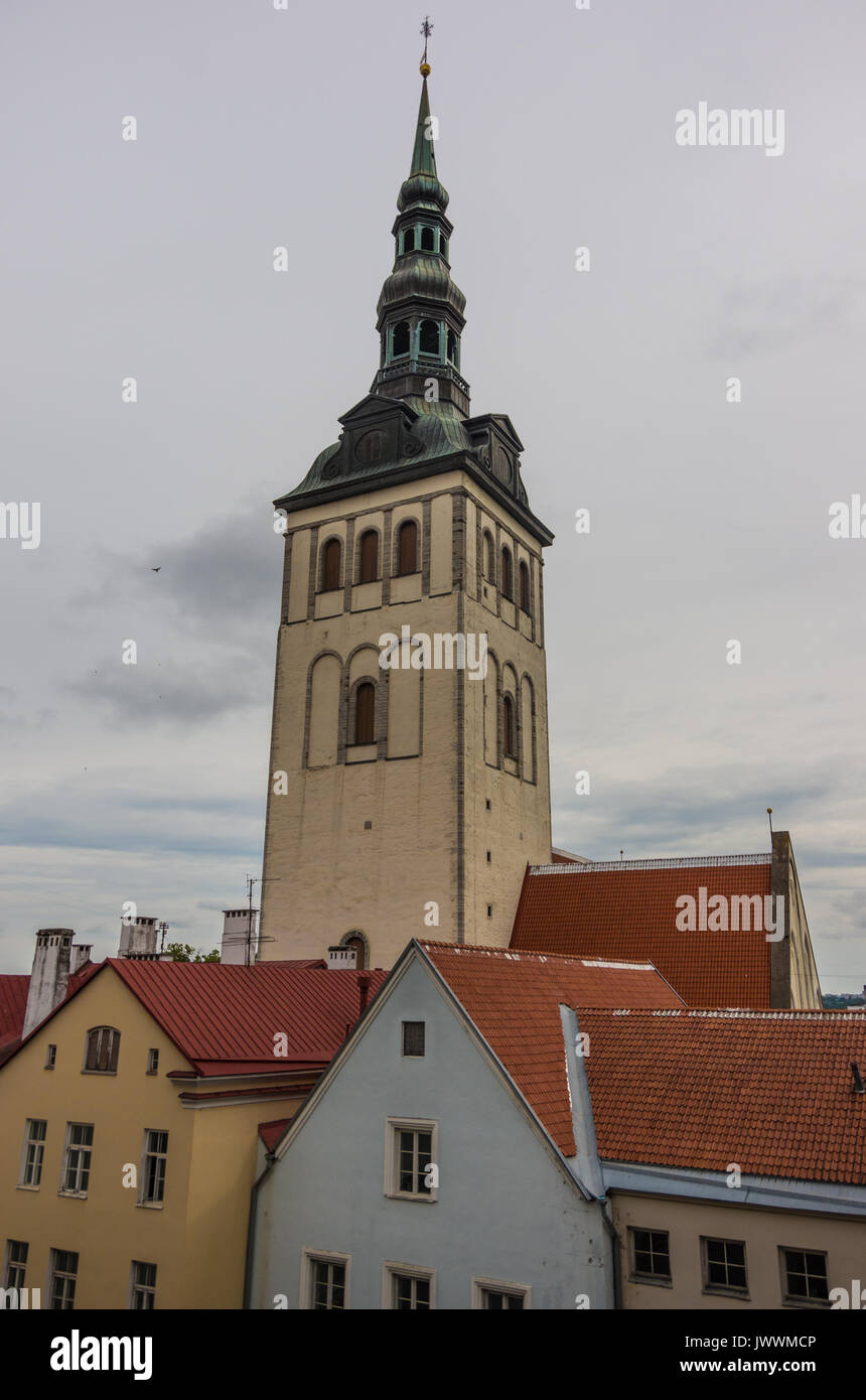 Paesaggio con la Chiesa di San Nicola (Niguliste Kirik) a Tallinn in Estonia Foto Stock