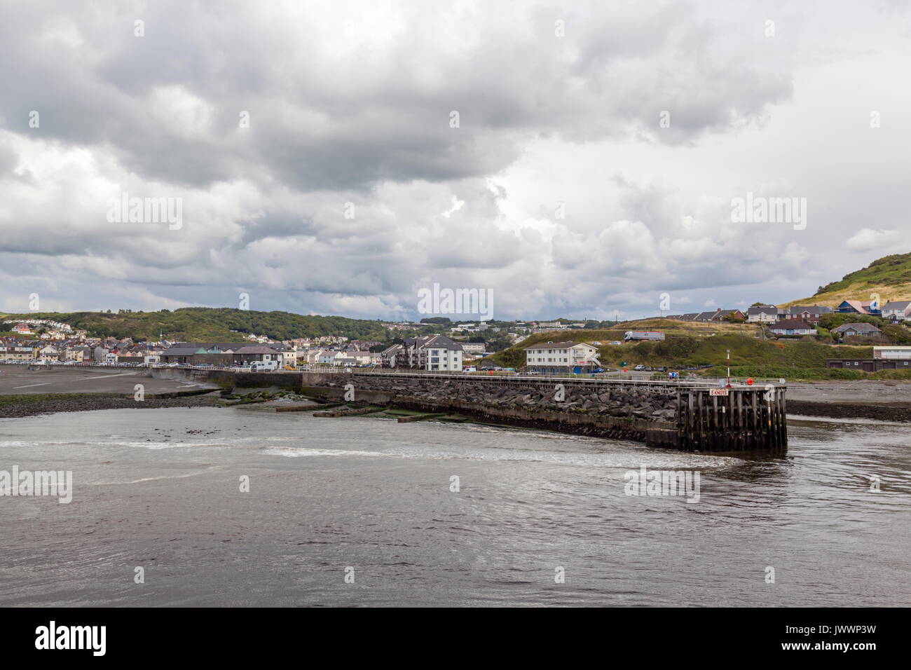 Guardando al di là del fiume Ystwyth al porto frangiflutti e Aberystwyth South Beach Foto Stock