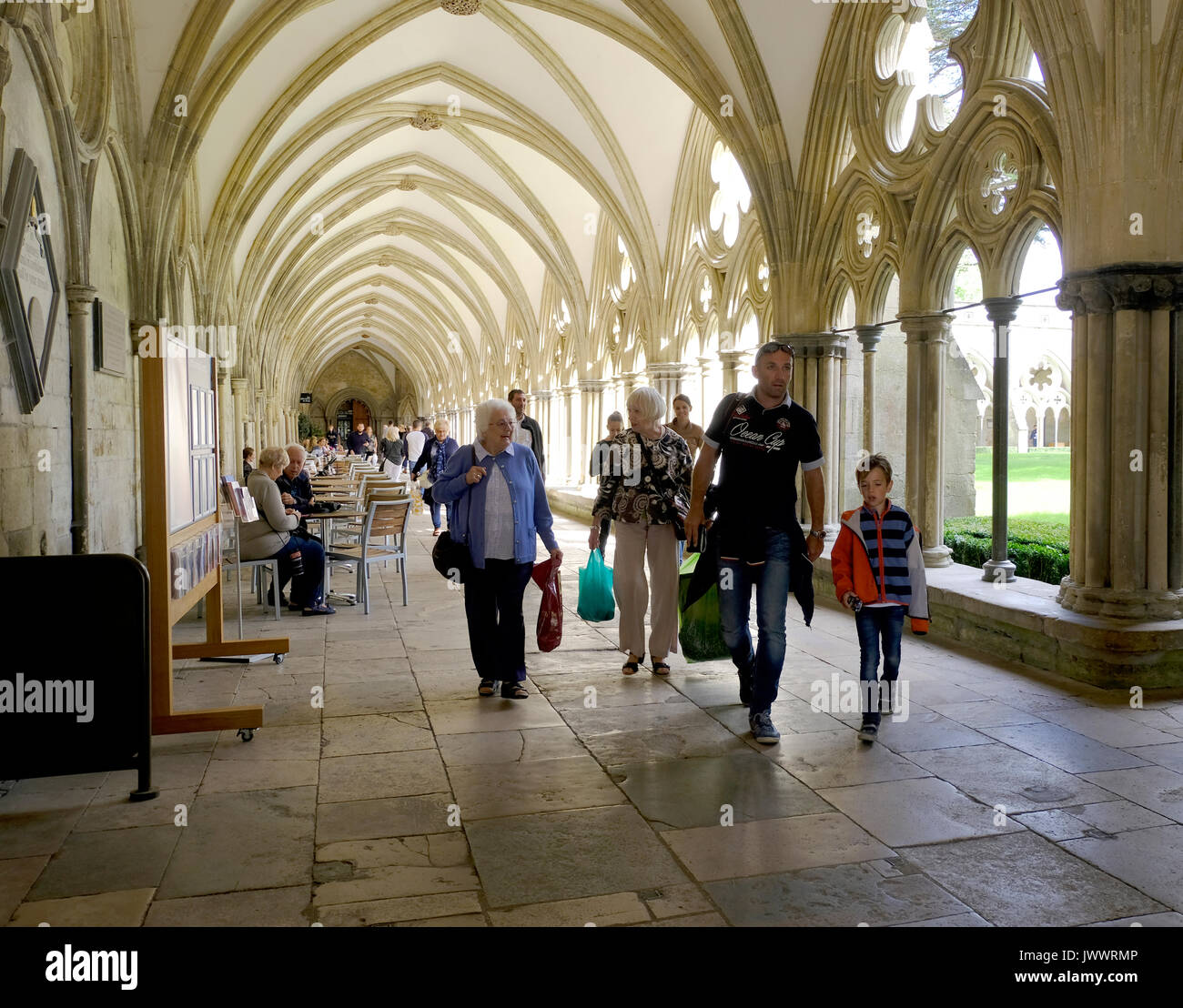 I turisti nel chiostro presso la Cattedrale di Salisbury, Wiltshire, Regno Unito Foto Stock
