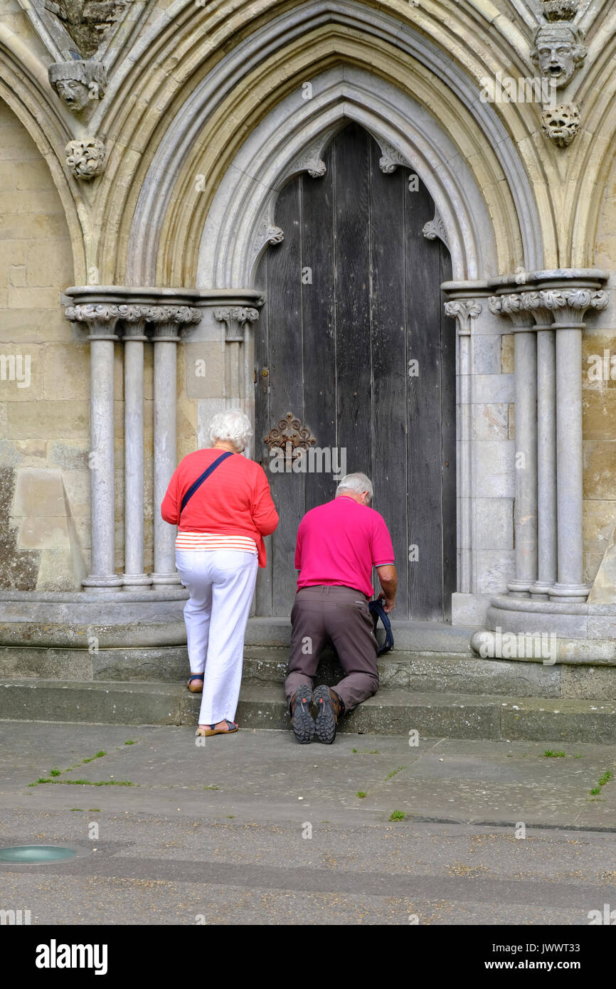 Vecchia coppia presso la Cattedrale di Salisbury, Wiltshire, Regno Unito Foto Stock