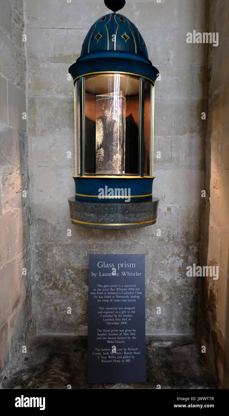 Prisma di vetro della Cattedrale di Salisbury, sul display all'interno della Cattedrale di Salisbury, Wiltshire, Regno Unito, è stato progettato da Sir Laurence Whistlerin memoria della sua brot Foto Stock