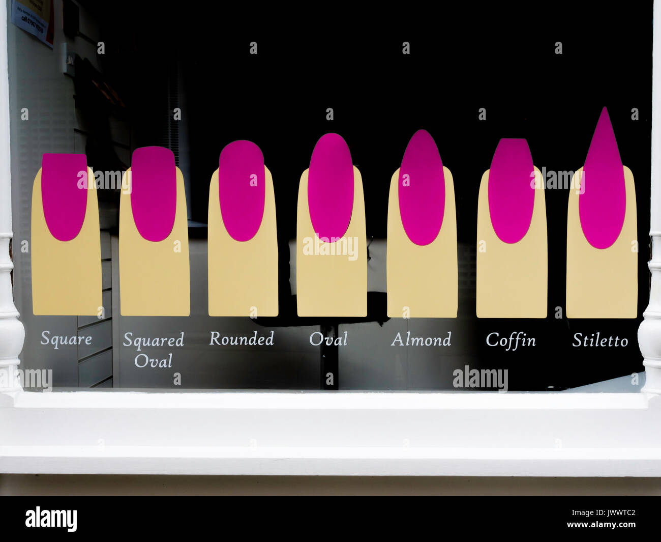 Salute e Bellezza Nail Bar la finestra di visualizzazione che mostra diverse unghia forme Foto Stock