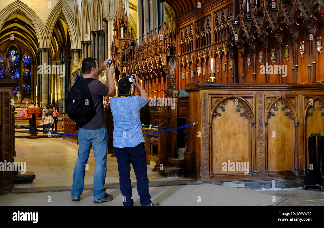 I turisti fotografare gli interni della Cattedrale di Salisbury,Wiltshire, Regno Unito Foto Stock