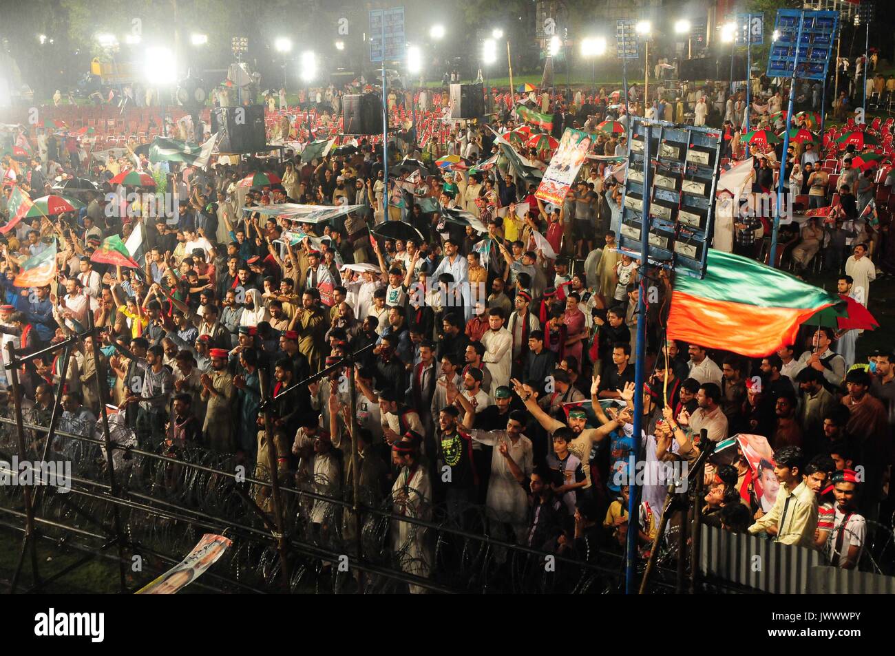 Rawalpindi, Pakistan. 13 Ago, 2017. Attivista del Pakistan Tehreek Insaf riuniti presso la Liaquat Bagh raccolta pubblica di musulmana Awami League e Pakistan Tehreek Insaf a Rawalpindi. Credito: Zubair Abbasi/Pacific Press/Alamy Live News Foto Stock