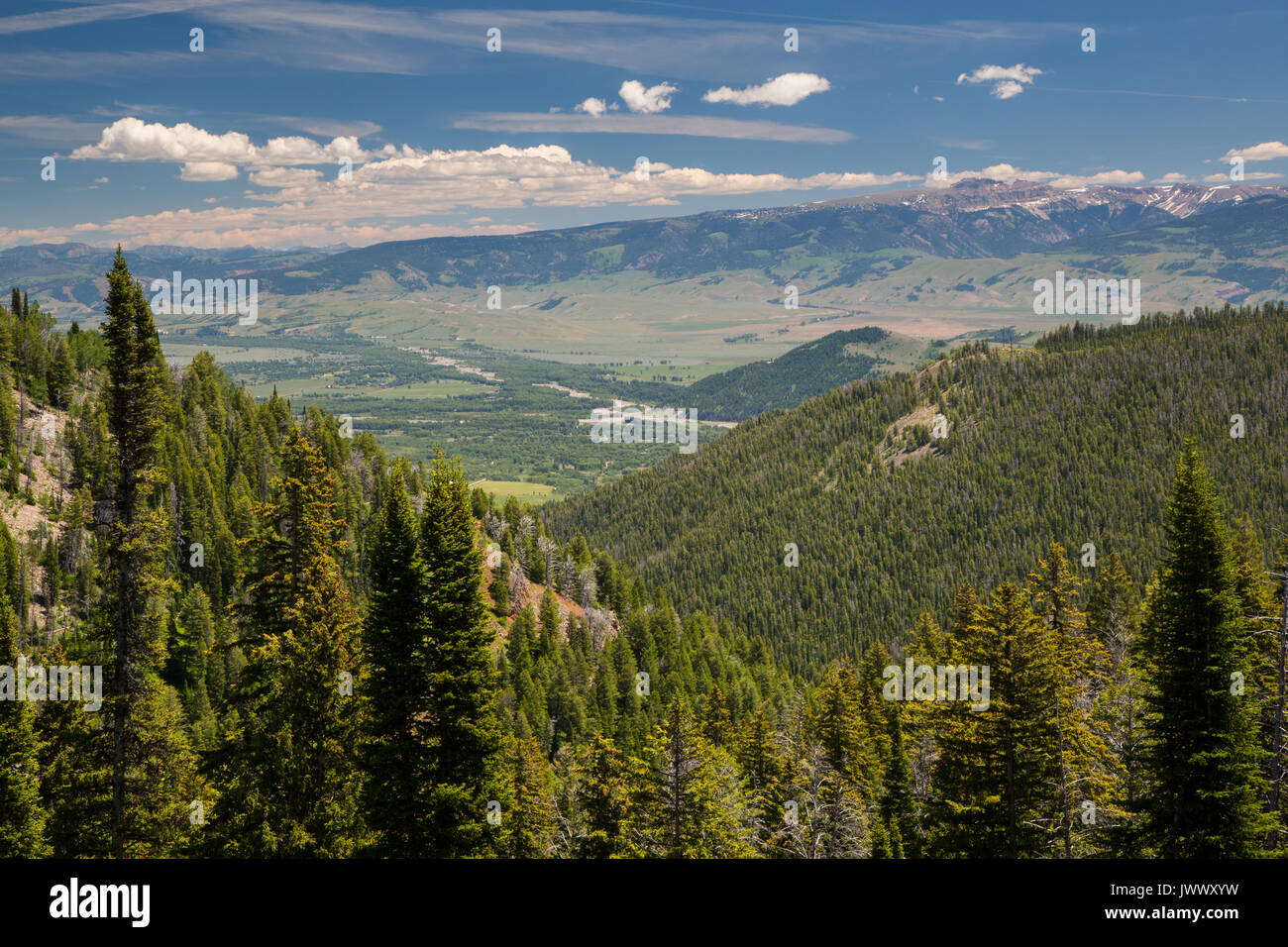 Il Gros Ventre River taglio attraverso la valle di Jackson Hole al di sotto del pelo e indiana del sud Teton Mountains. Nazionale Bridger-Teton Fo Foto Stock