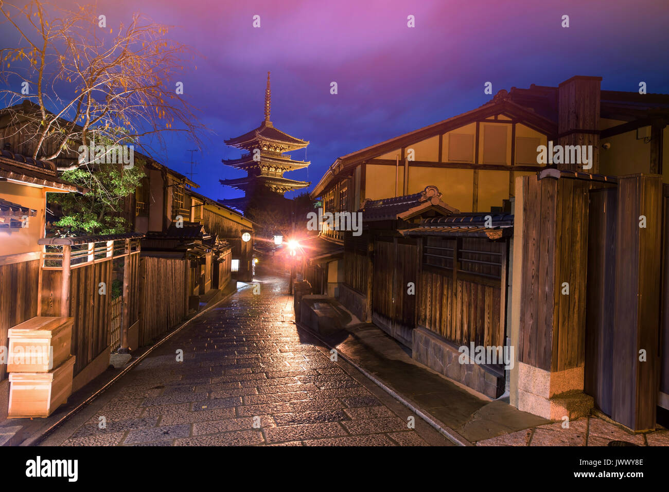 Yasaka Pagoda giapponese e la città vecchia con twilight sky nel quartiere di Higashiyama, Kyoto, Giappone Foto Stock