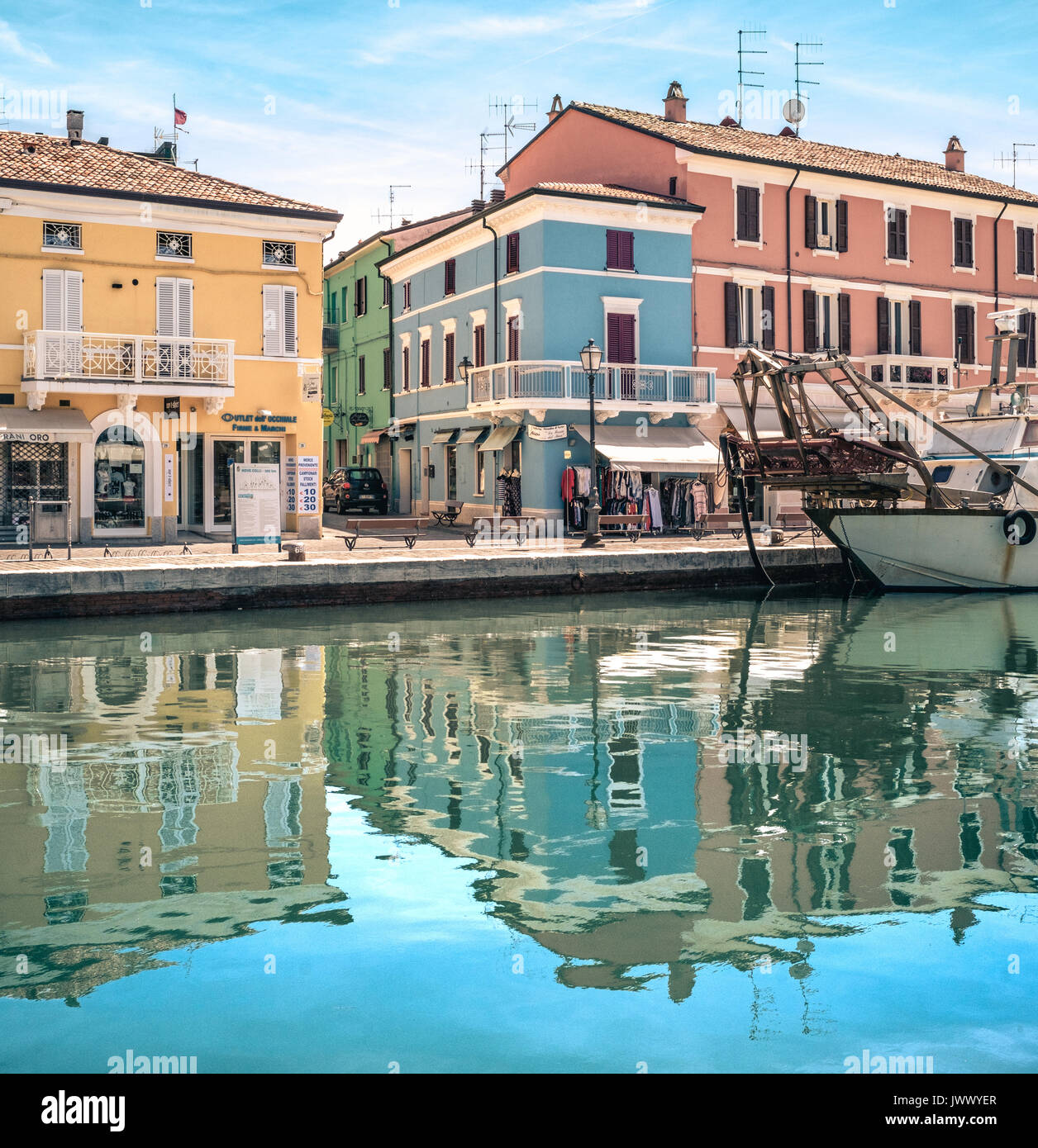 2017-07-27 - Cesenatico, Emilia Romagna, Italia. Case colorate riflettendo sulle acque del porto Foto Stock
