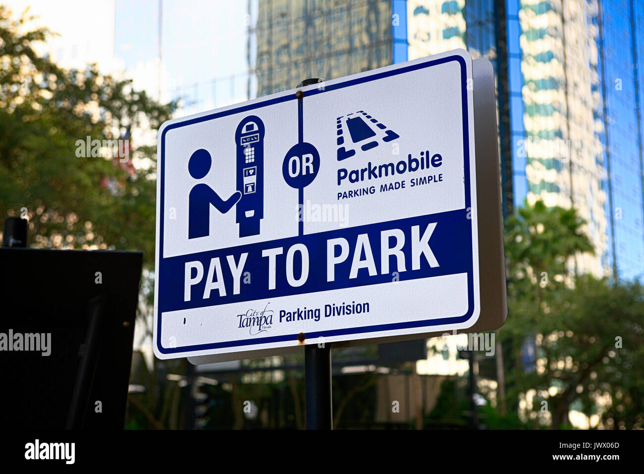 Pagare per parcheggiare segno per il parcheggio in strada su e Jackson Street in downtown Tampa FL, Stati Uniti d'America Foto Stock