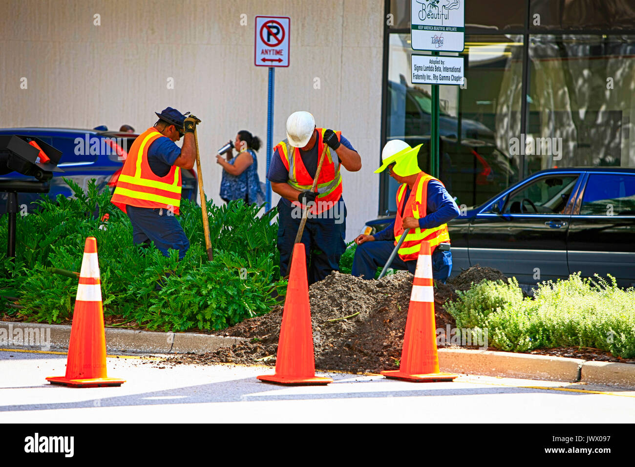 Equipaggio di lavoro di uomini di scavare un buco in downtown Tampa FL, Stati Uniti d'America Foto Stock