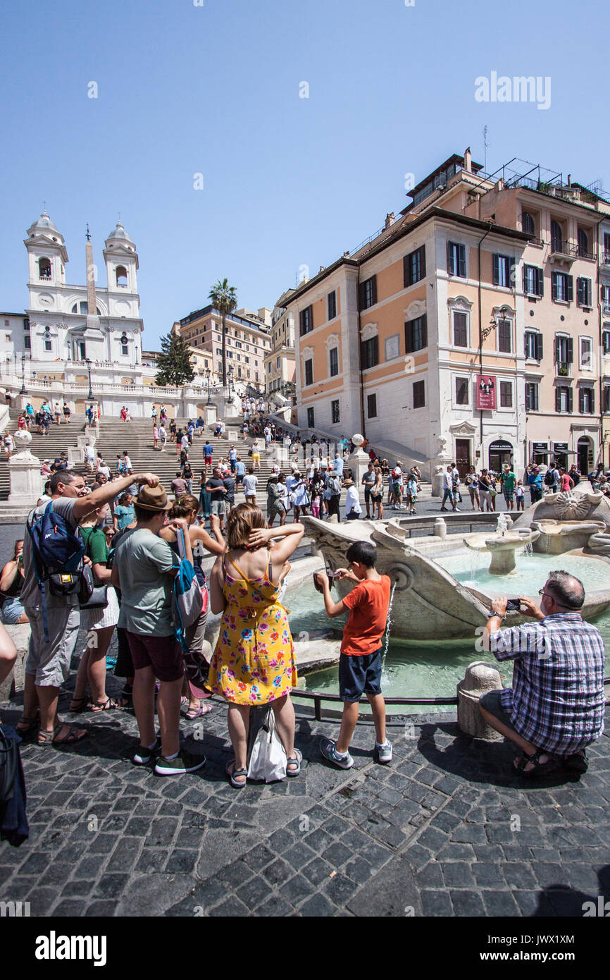 La fontana, noto come Barcaccia (brutto barca), deve il suo nome alle tipiche imbarcazioni che utilizzate per navigare lungo il Tevere. Roma, Italia Foto Stock